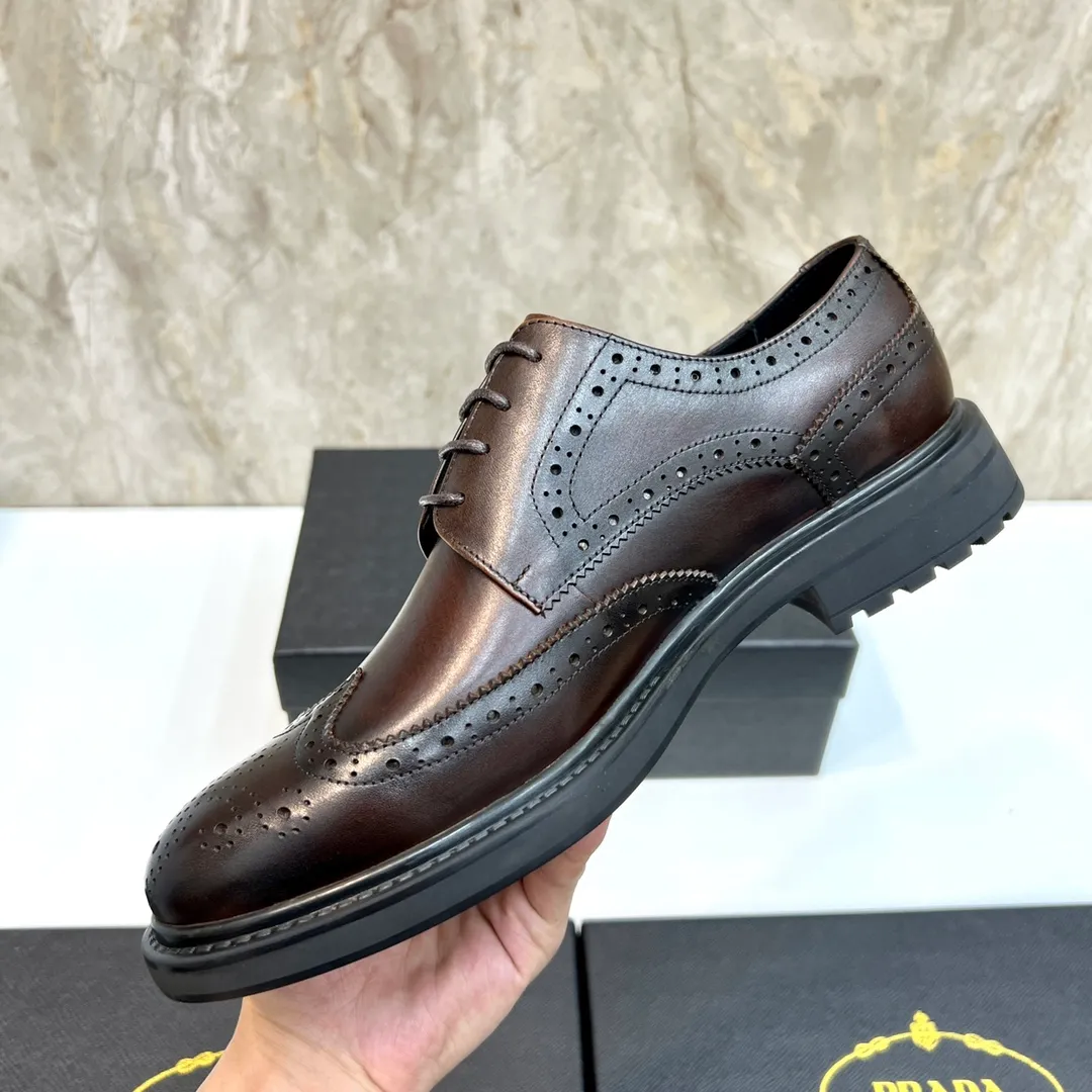 Original order quality: P580 Brand: PRADA (Prada) Standard code: Men's size 38/44 (45 can be customized) Grade: Same style as the official website High-quality men's shoes Material: Original cowhide Water-dyed cowhide lining Rubber outsole Style categories: Men's fashionable formal leather shoes Slip-on men's shoes series Young fashion European and American trends British style Top luxury Color: Actual picture